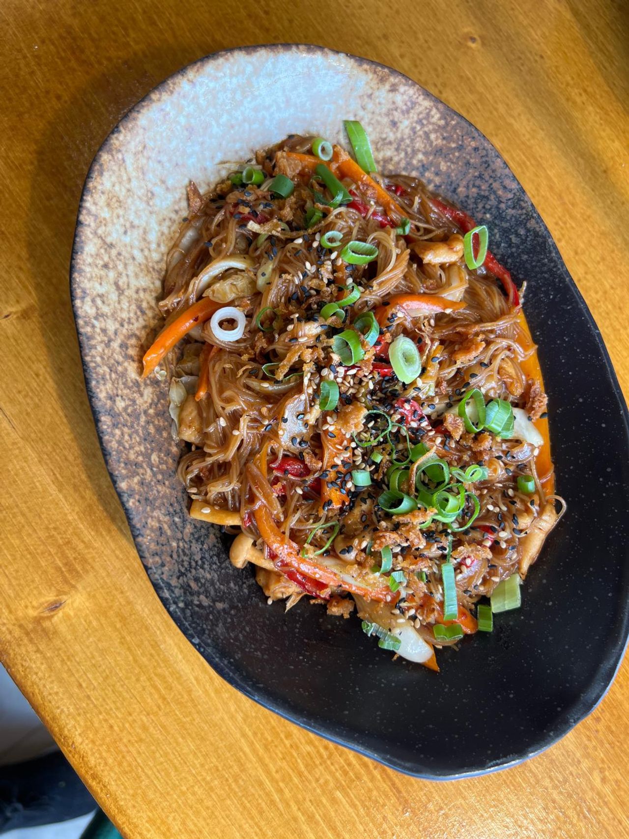 Noodles din orez cu pui