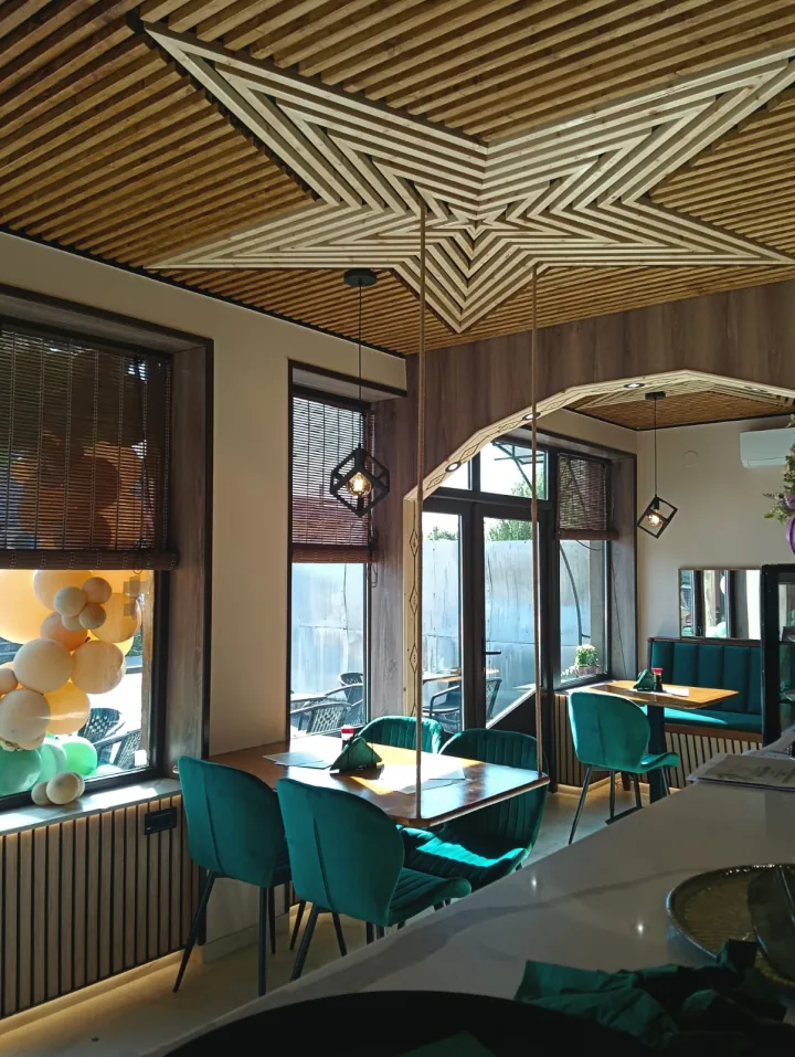 Sala Gust Japonez din Ștei, cu tavanul-stea din lemn și scaunele teal